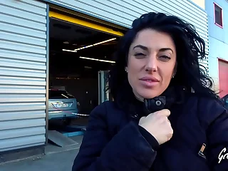 Sabrina veut une bite dans le cul et l'autre dans la chatte